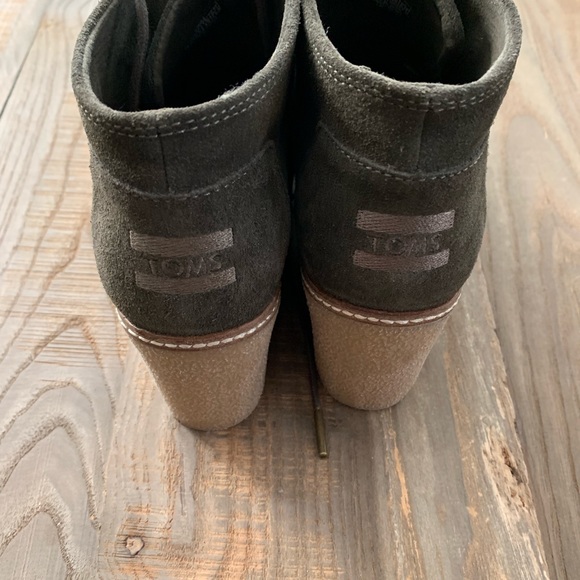 Toms Dusty Suede Olive women’s booties. - Picture 2 of 4